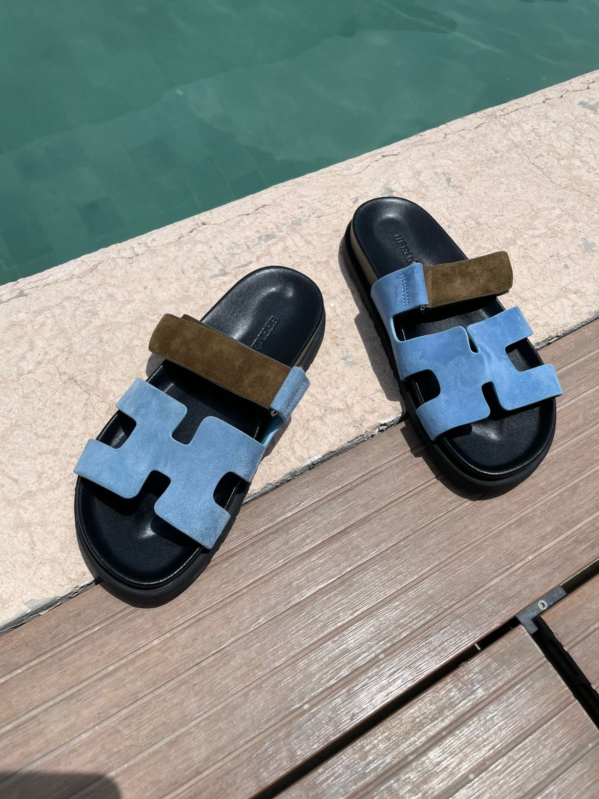 Sandalia azul con verde