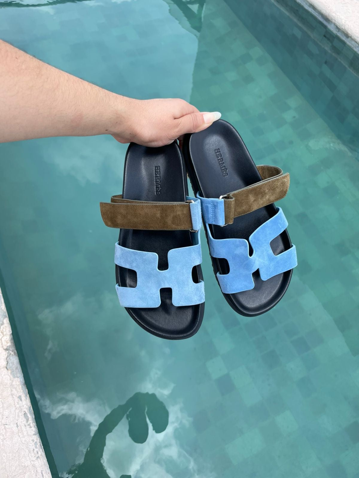 Sandalia azul con verde