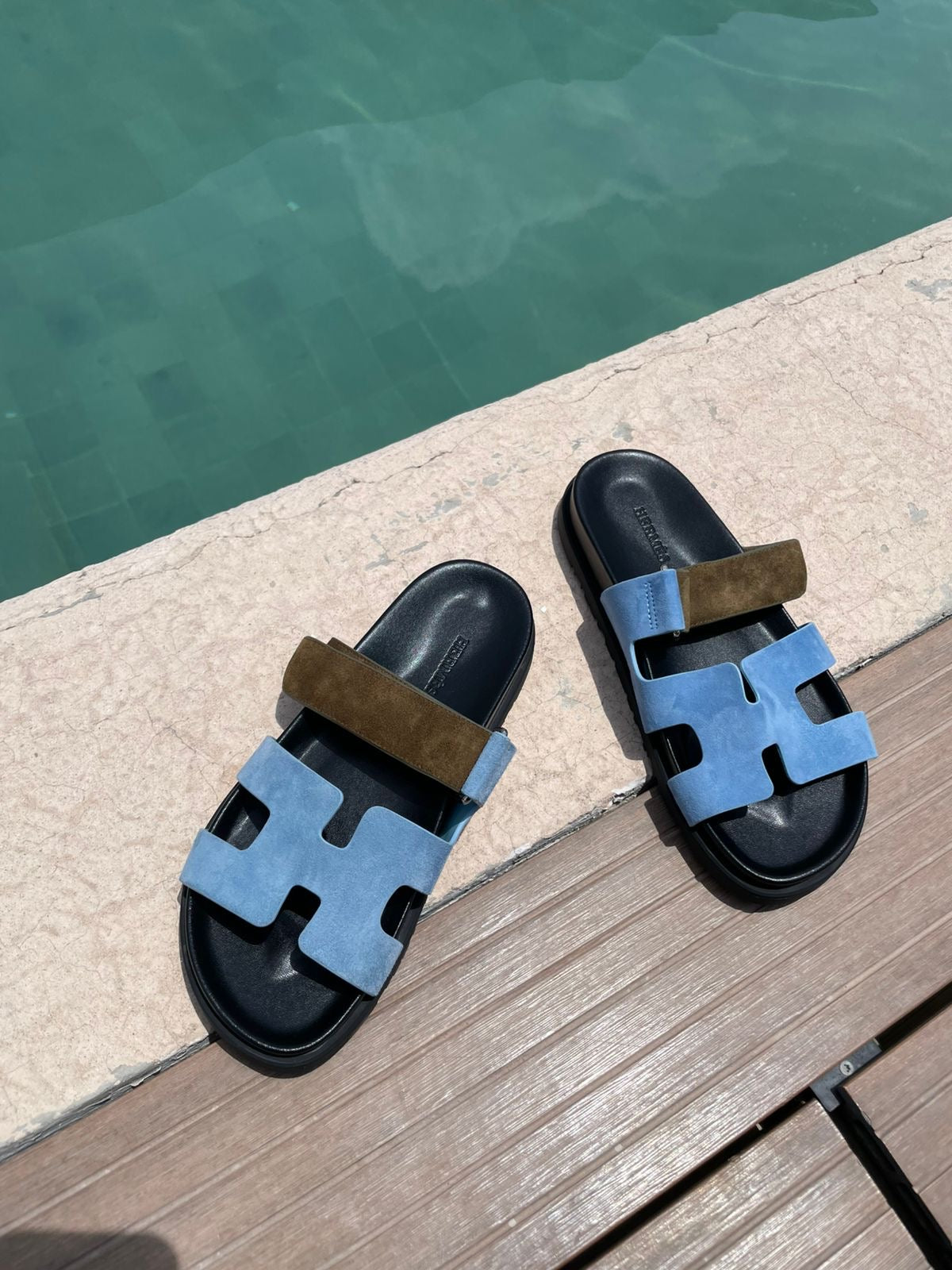 Sandalia azul con verde
