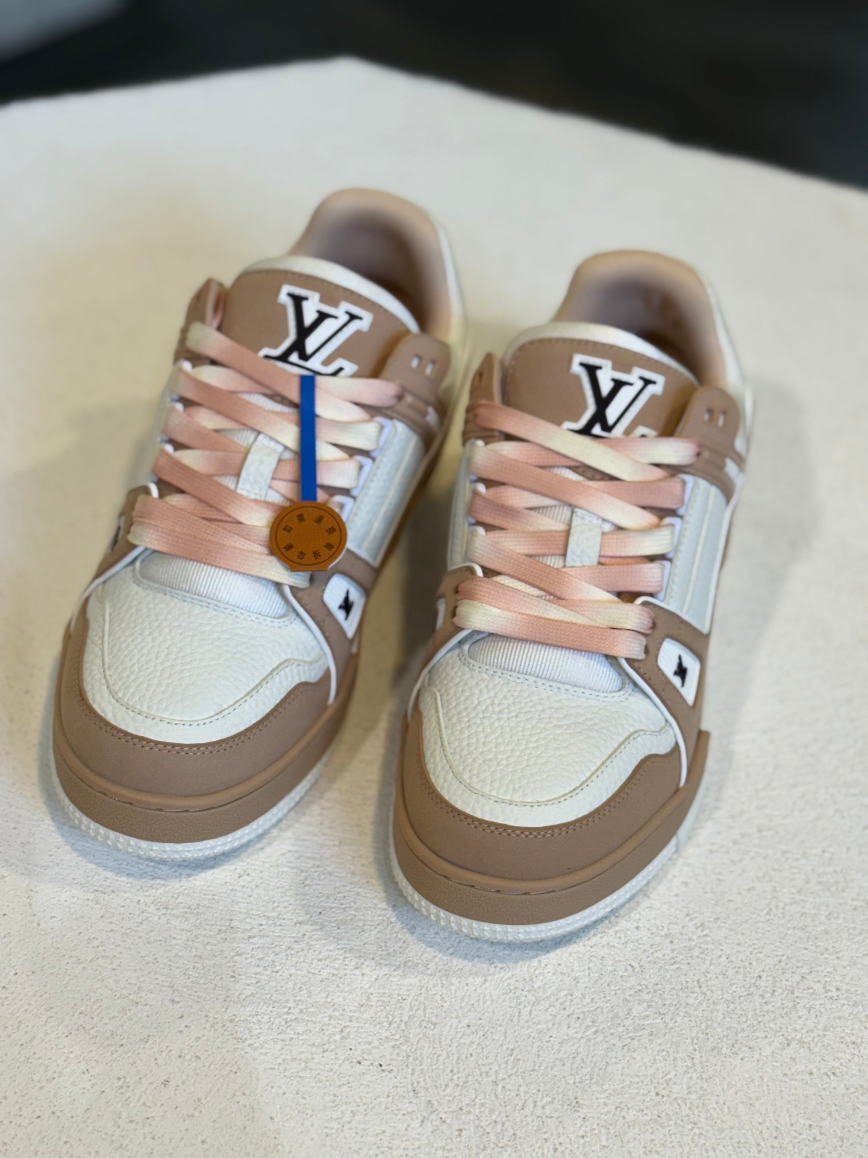 Tenis camel con blanco