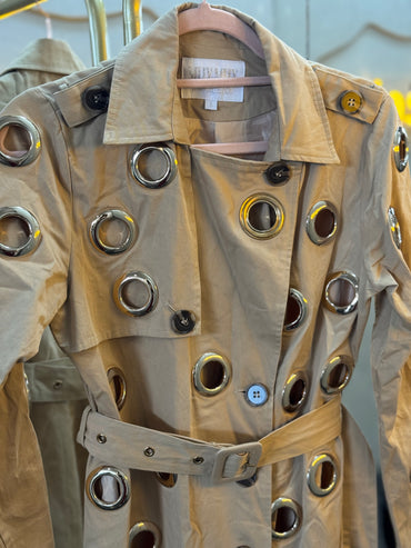 Saco beige largo, agujeros