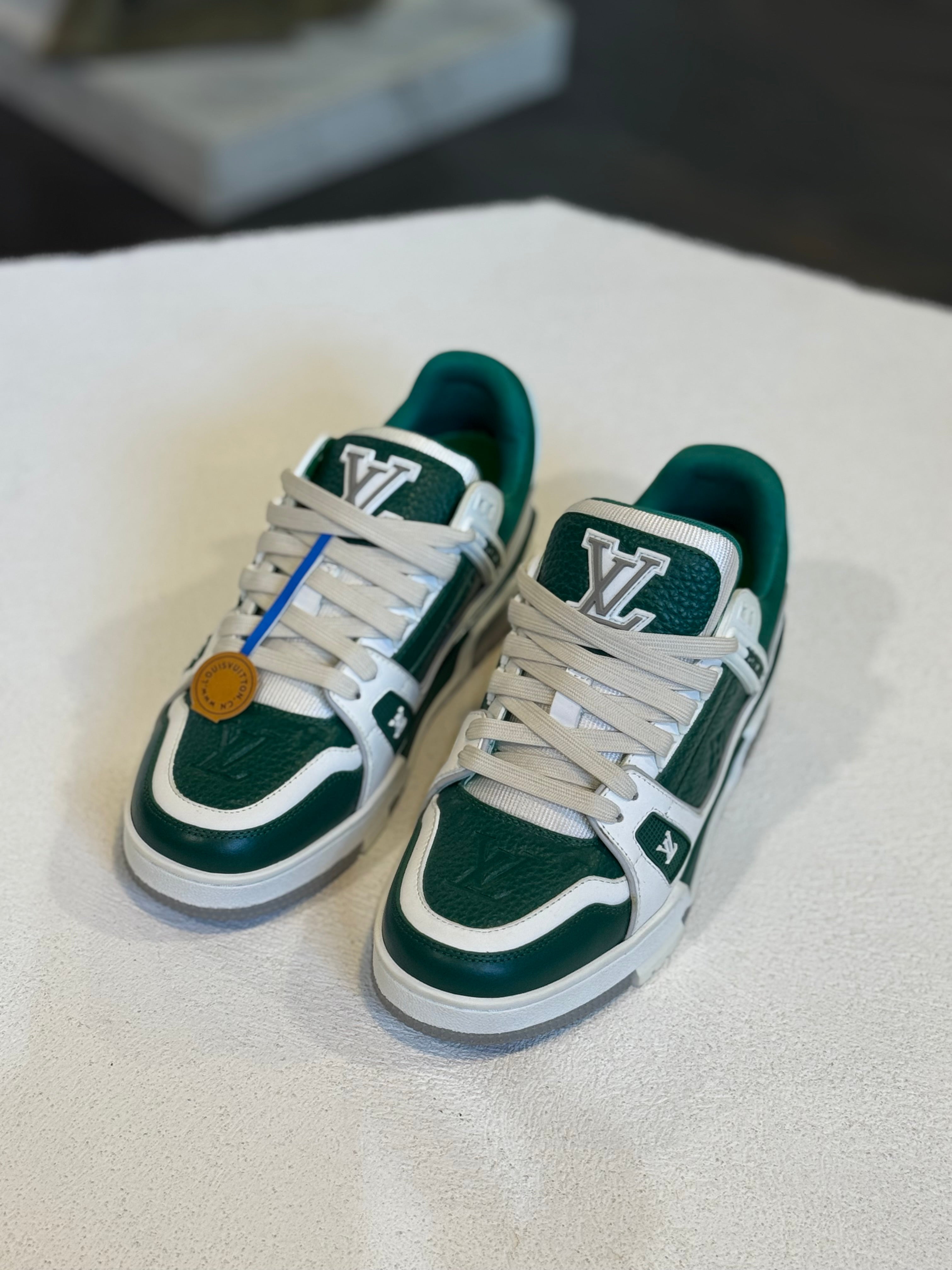 Tenis verde con blanco