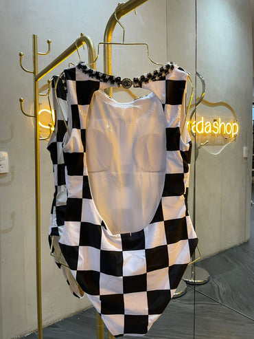 traje baño negro con blanco