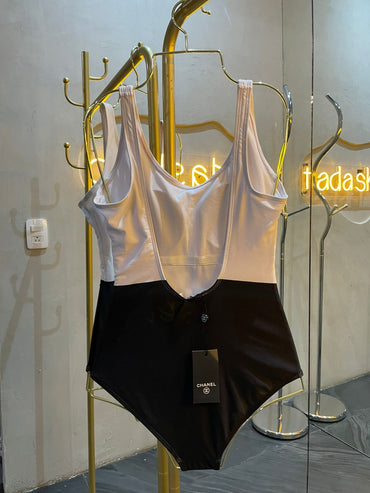 traje de baño negro con blanco