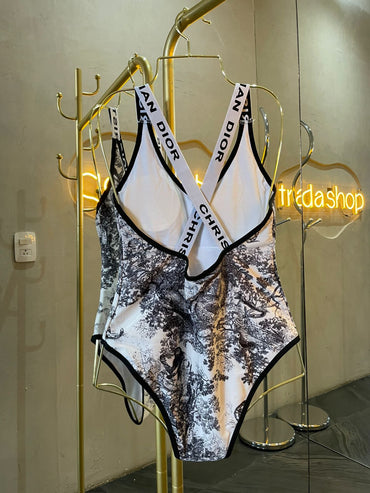 traje de baño blanco con negro