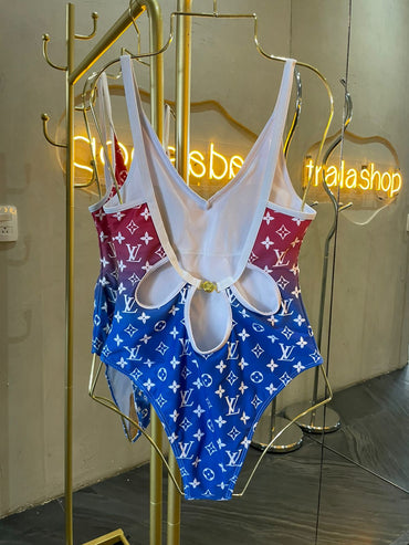 traje de baño azul con rojo