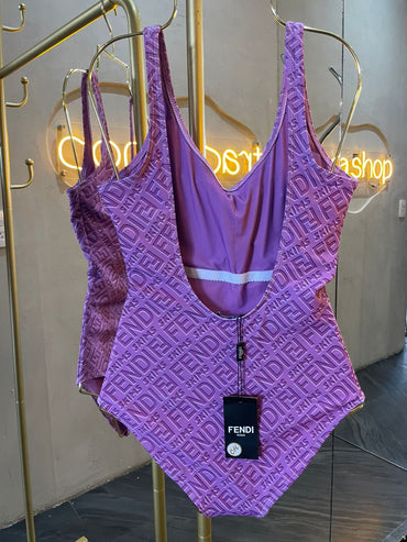 traje de baño morado