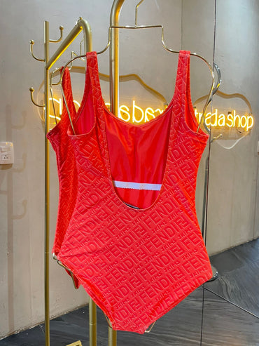 traje de baño naranja