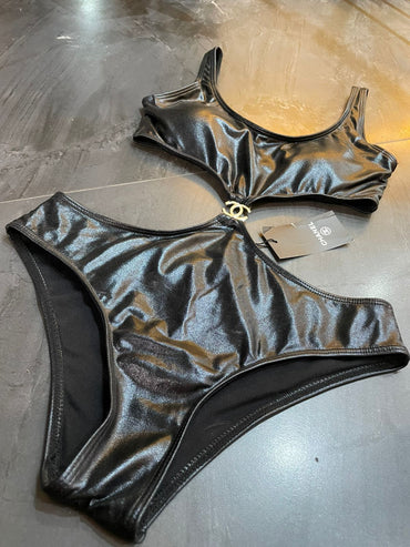 traje de baño negro