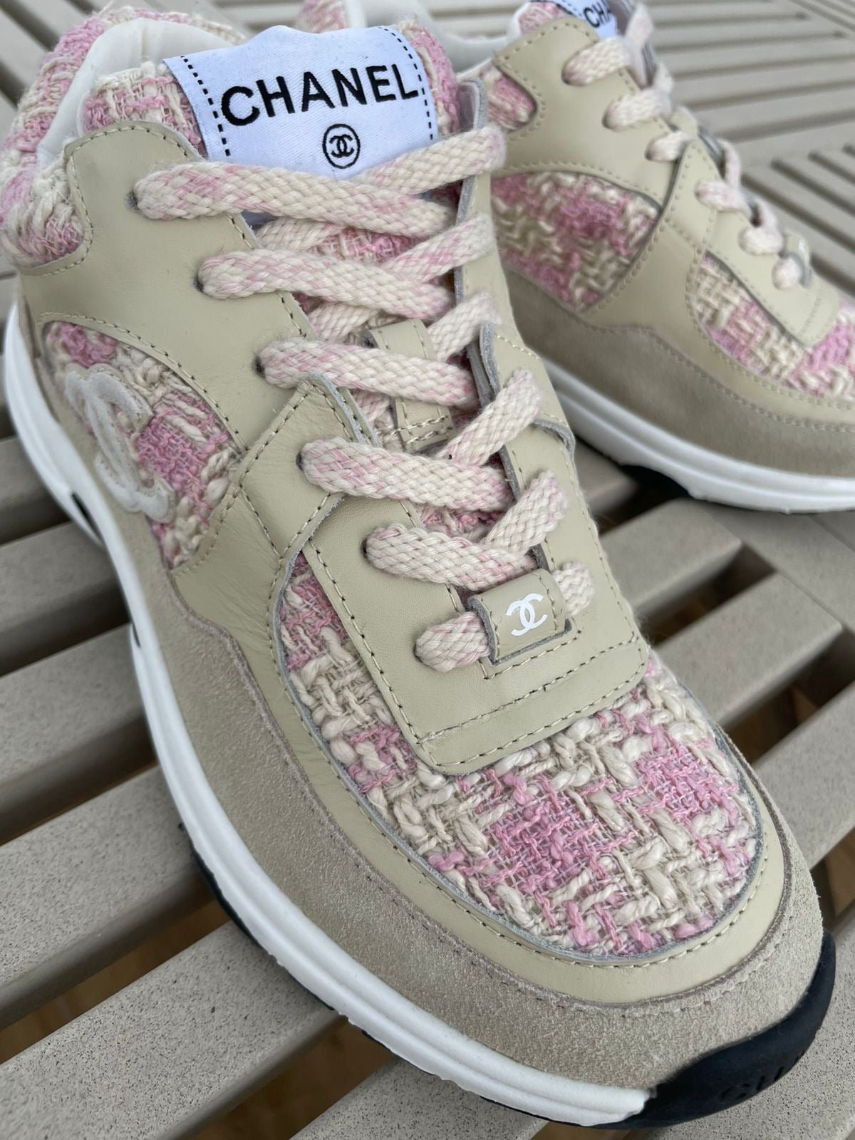 Tenis rosas con camel