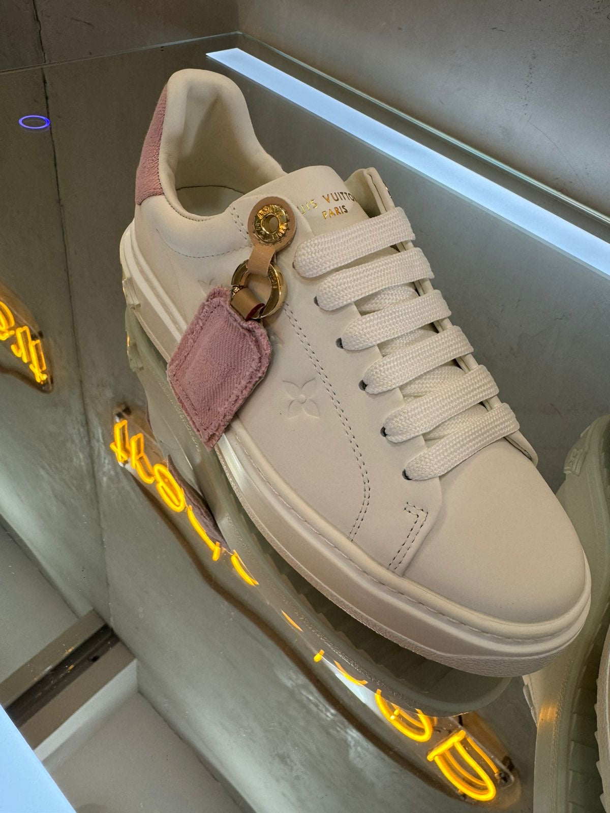 Tenis blanco con rosa
