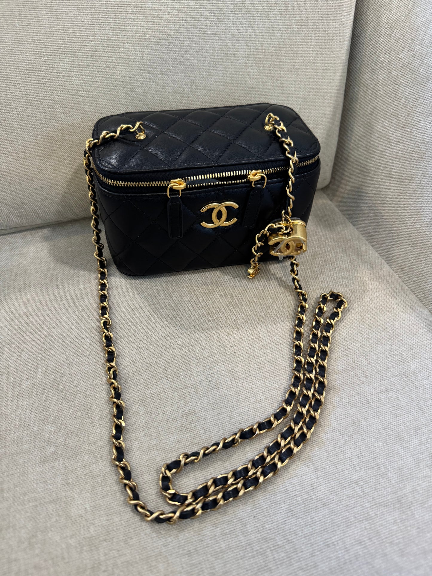 Vanity Negro cadena CHNL