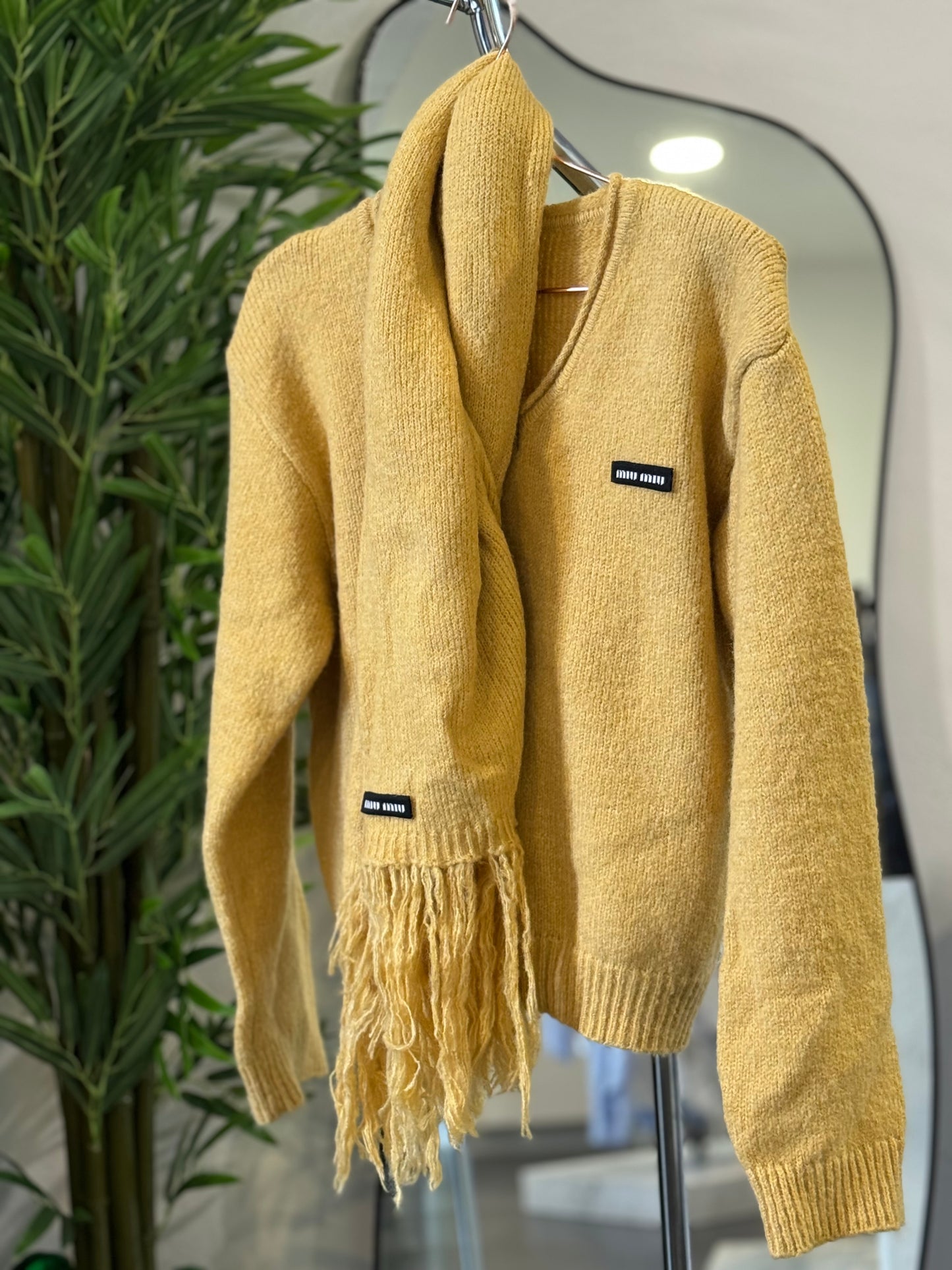 SUÉTER Y BUFANDA MOSTAZA