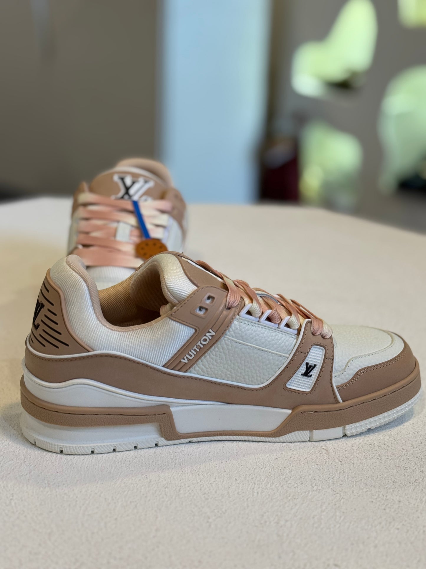 Tenis camel con blanco
