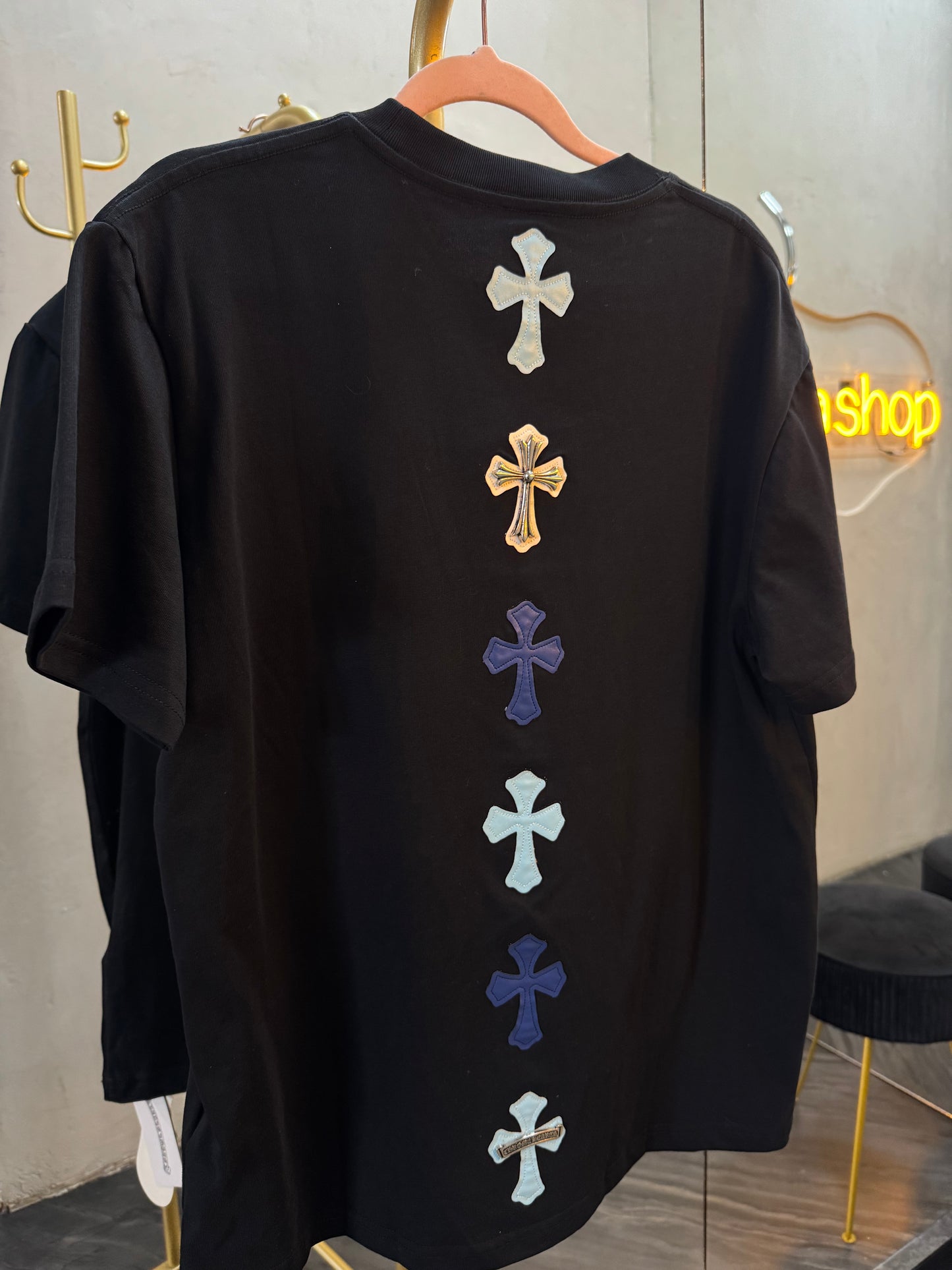 T- Shirt negra cruz colores