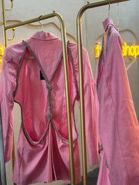 Blazer rosa, escote brillos