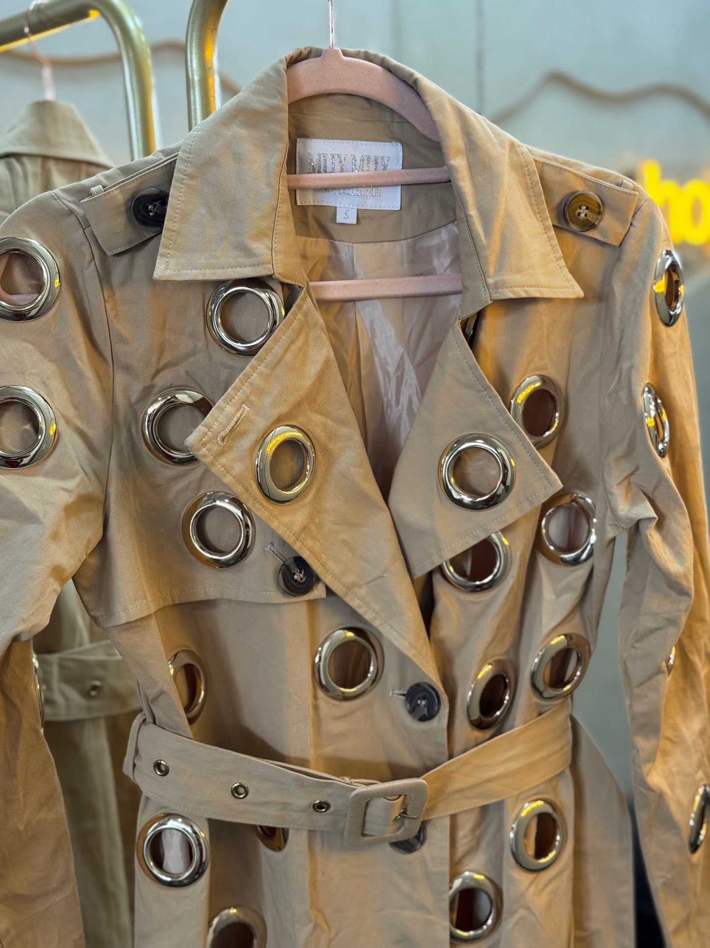 Saco beige largo, agujeros