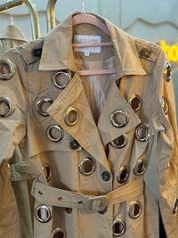 Saco beige largo, agujeros