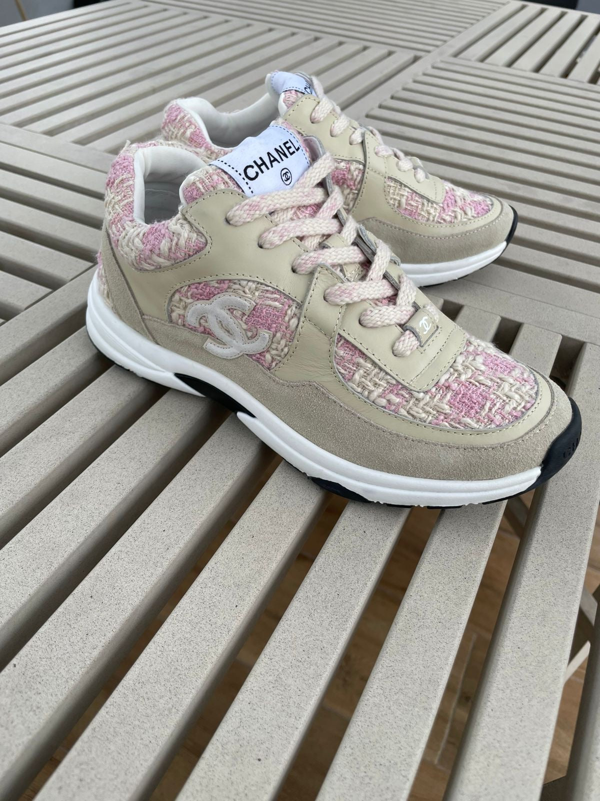 Tenis rosas con camel