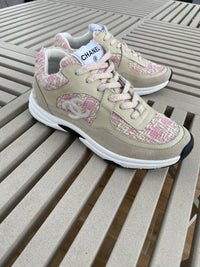 Tenis rosas con camel