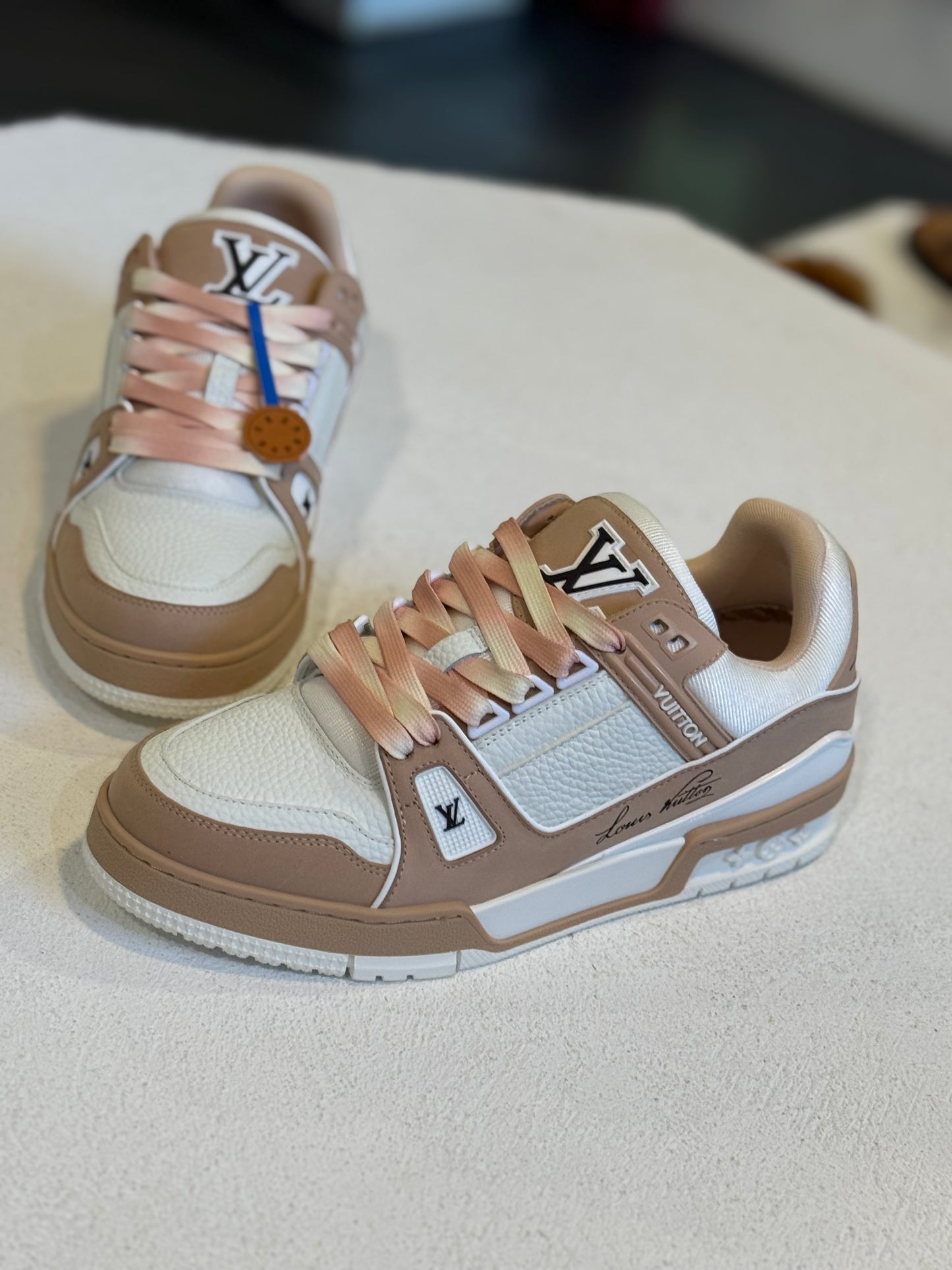 Tenis camel con blanco