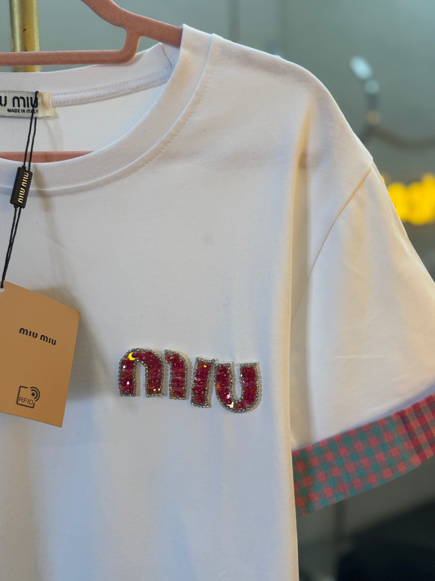 T- Shirt blanca con rosa MU