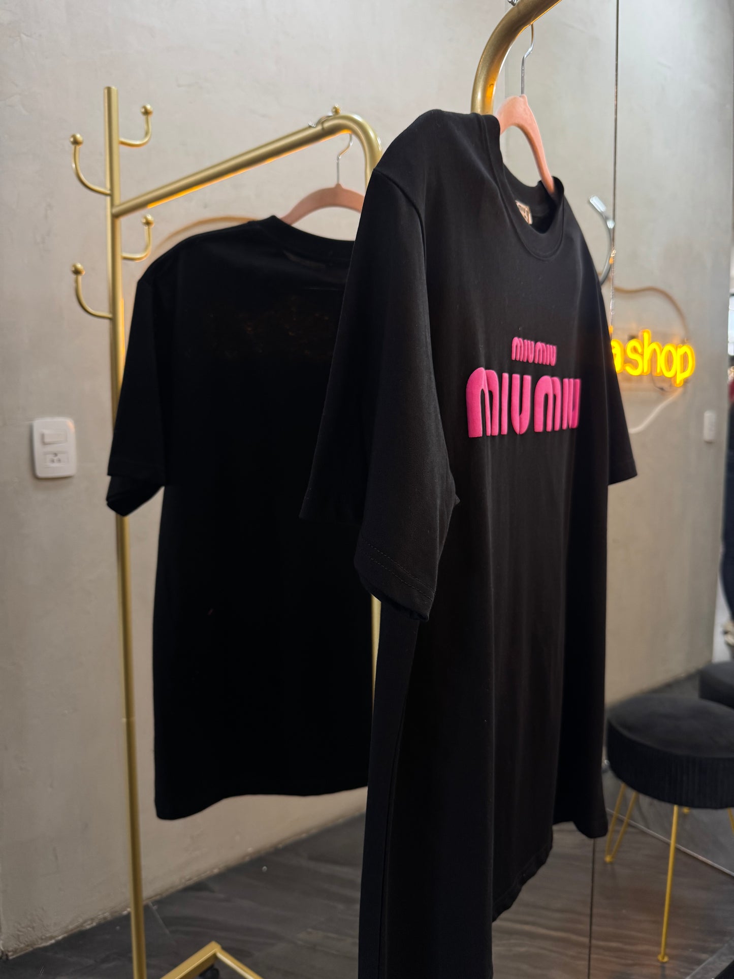 Y- Shirt negra con rosa