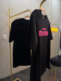 Y- Shirt negra con rosa