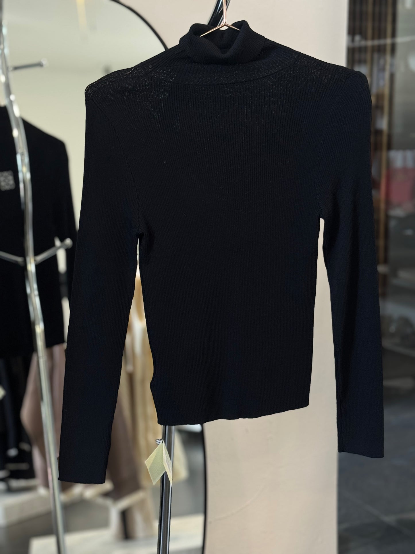 BLUSA CUELLO LOW NEGRA