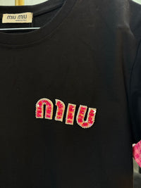 T- Shirt negra con rosa