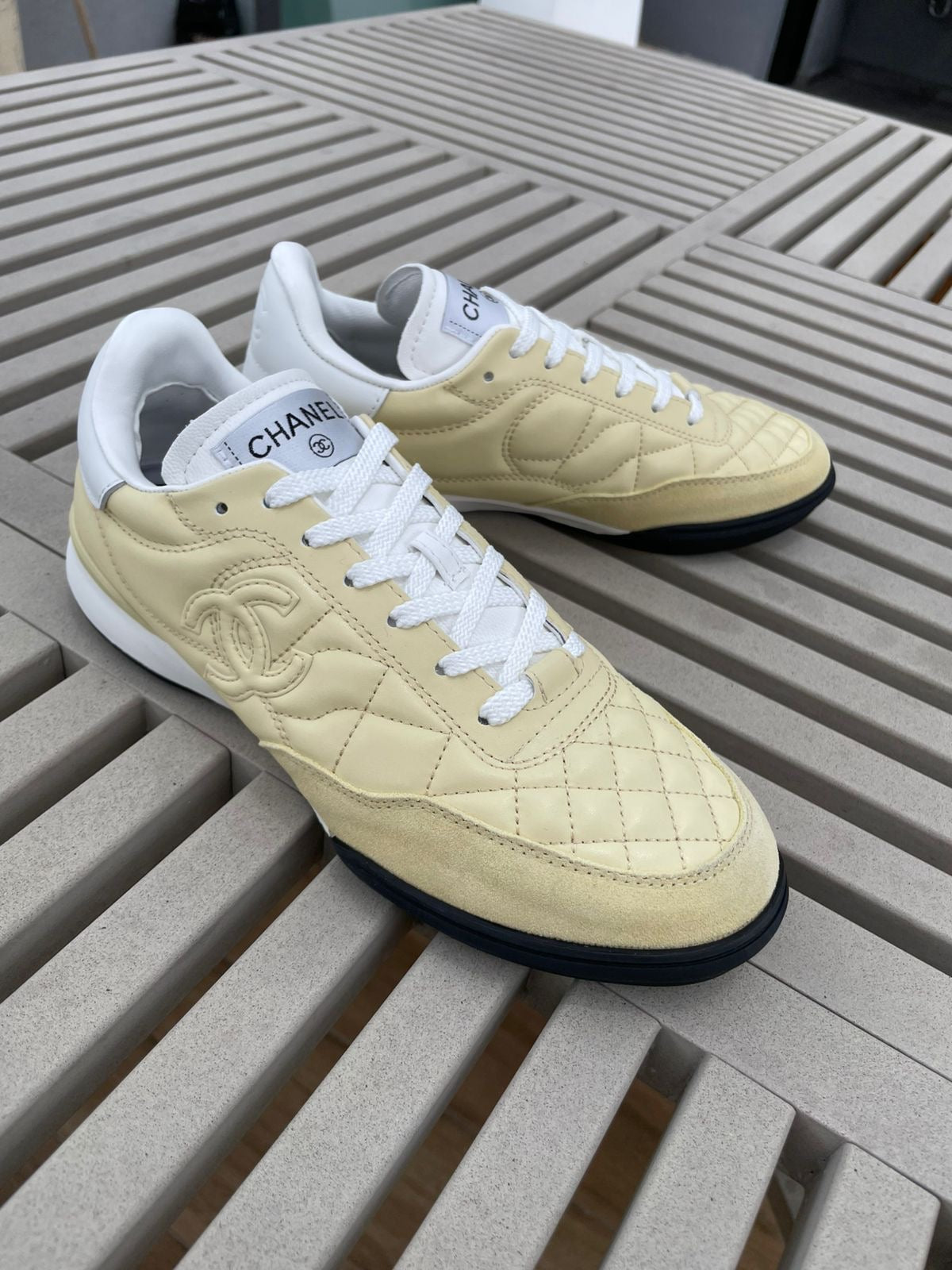 Tenis amarillo