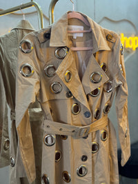 Saco beige largo, agujeros