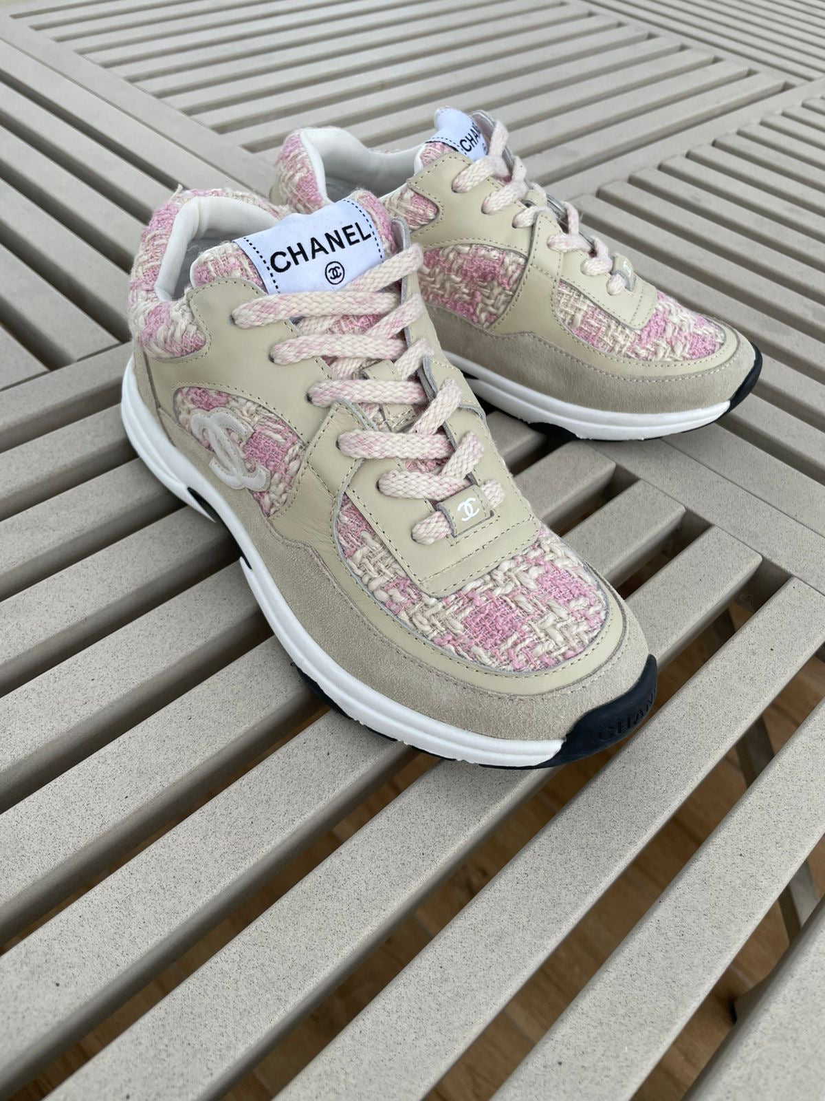 Tenis rosas con camel