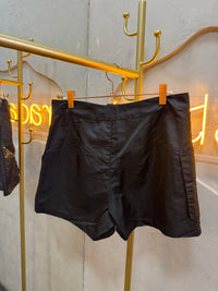 Short  negro tela impermeable