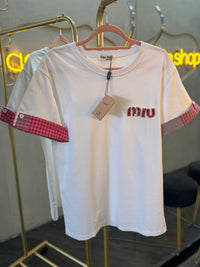 T- Shirt blanca con rosa MU