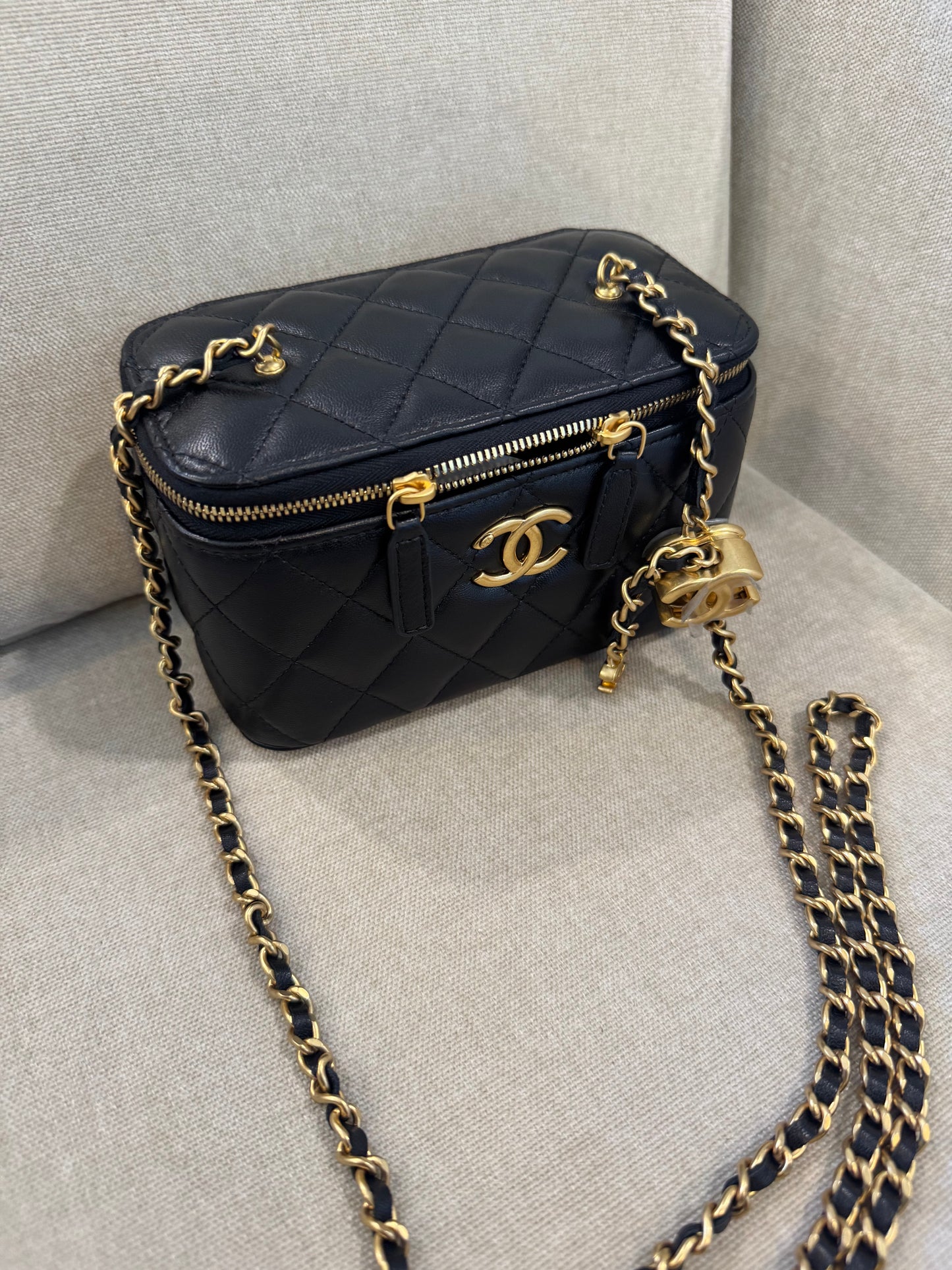 Vanity Negro cadena CHNL