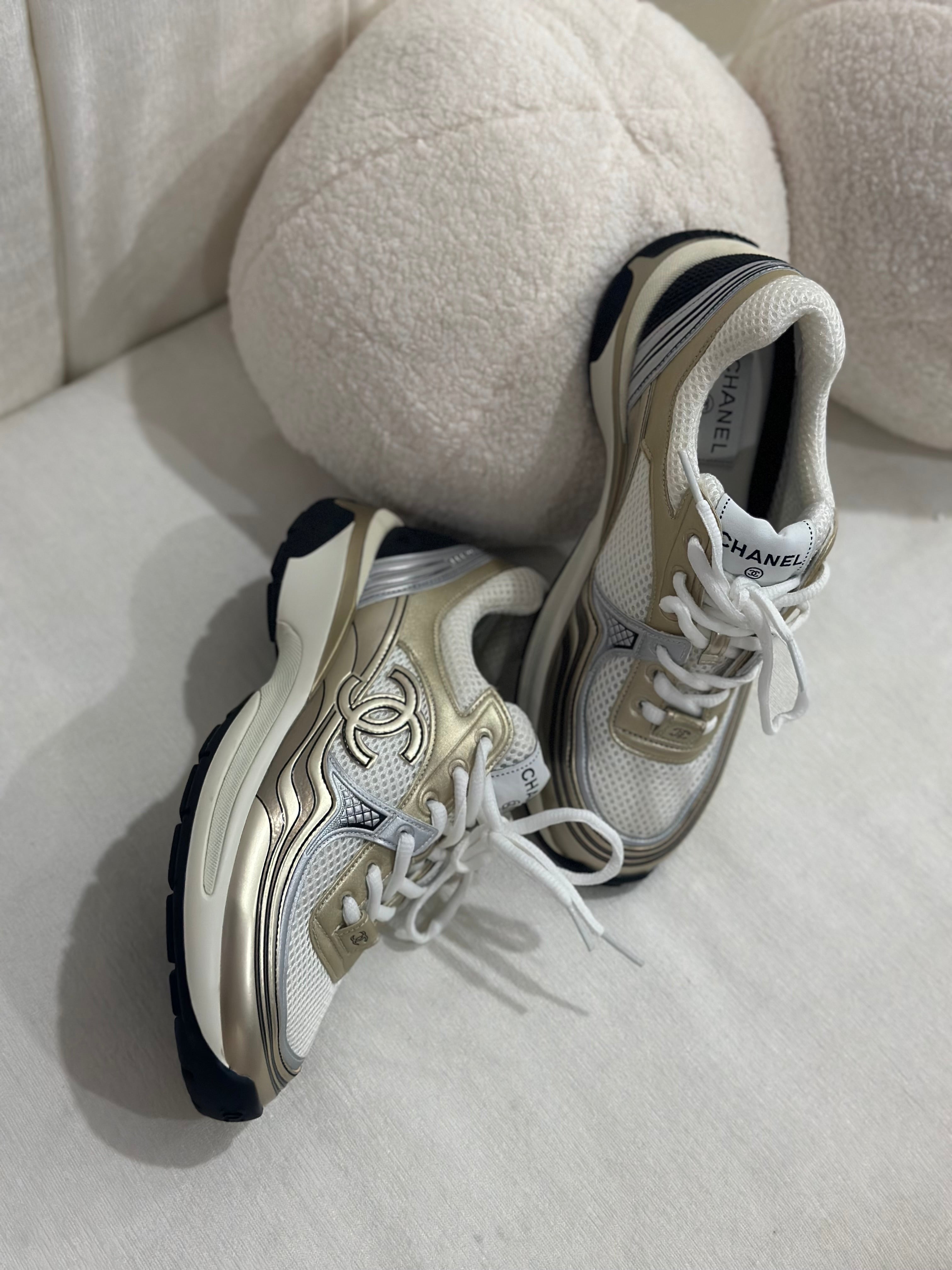 Tenis dorado