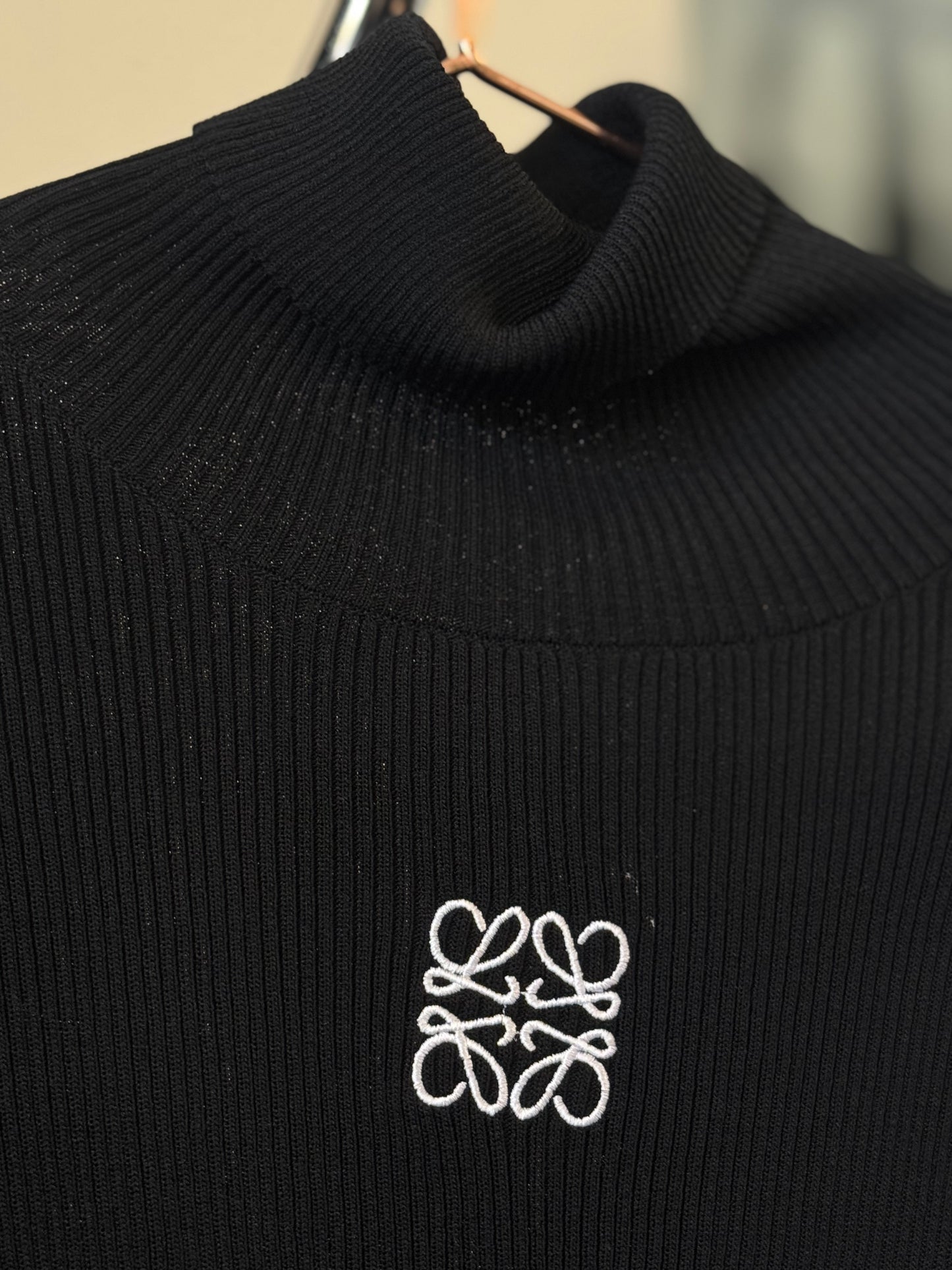 BLUSA CUELLO LOW NEGRA