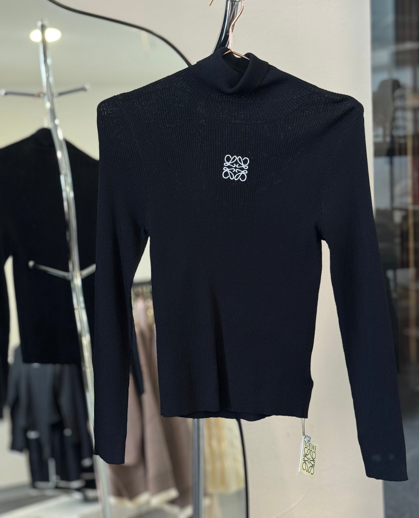 BLUSA CUELLO LOW NEGRA