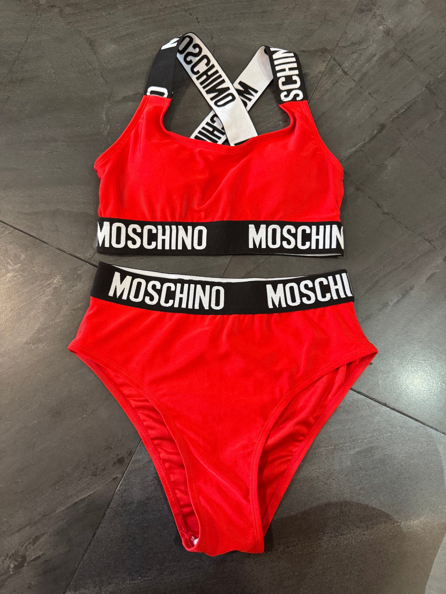 Traje de bajo rojo