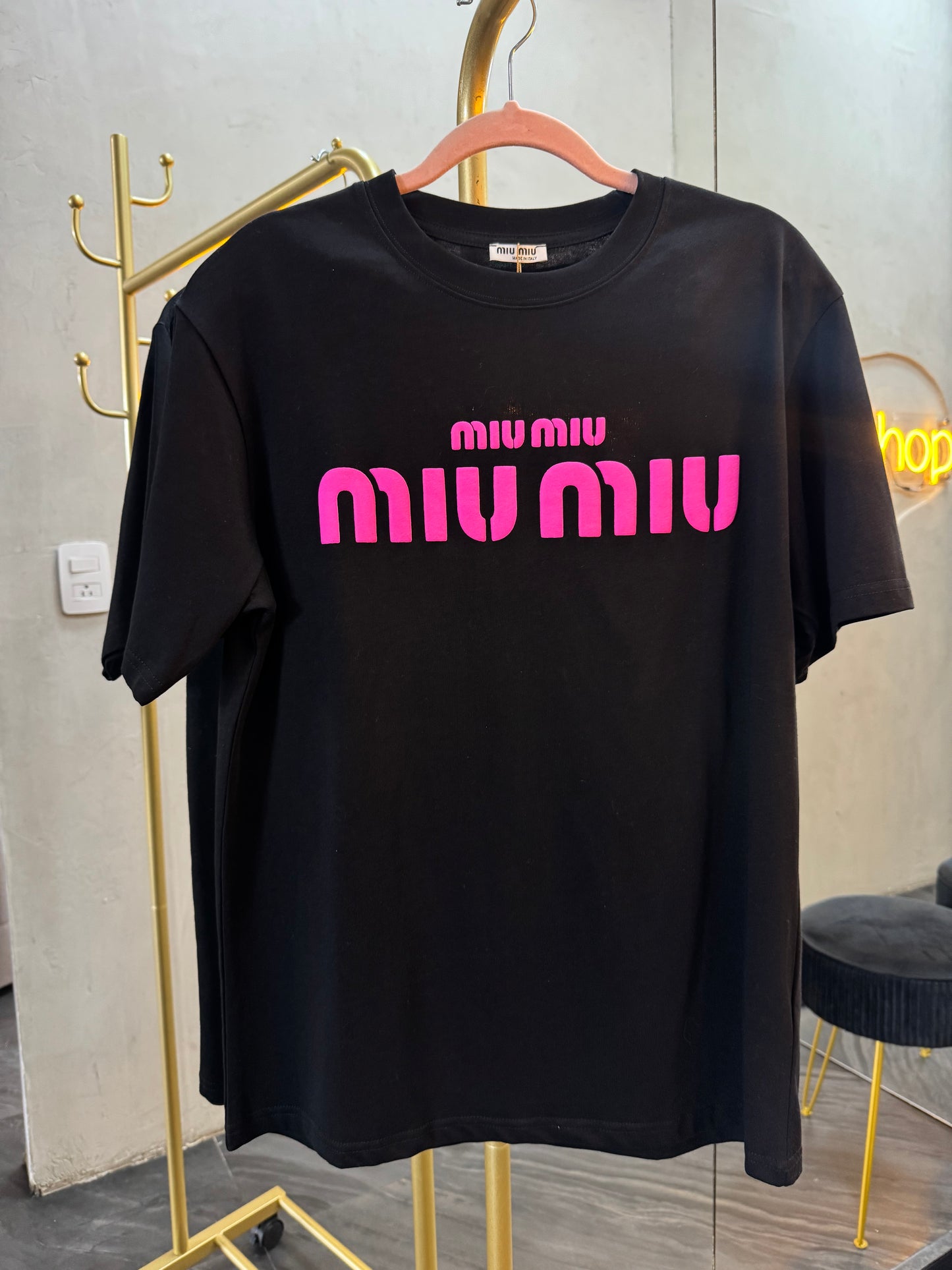 Y- Shirt negra con rosa