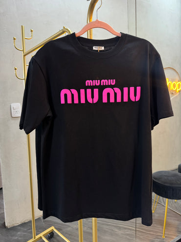 Y- Shirt negra con rosa