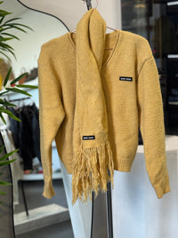 SUÉTER Y BUFANDA MOSTAZA