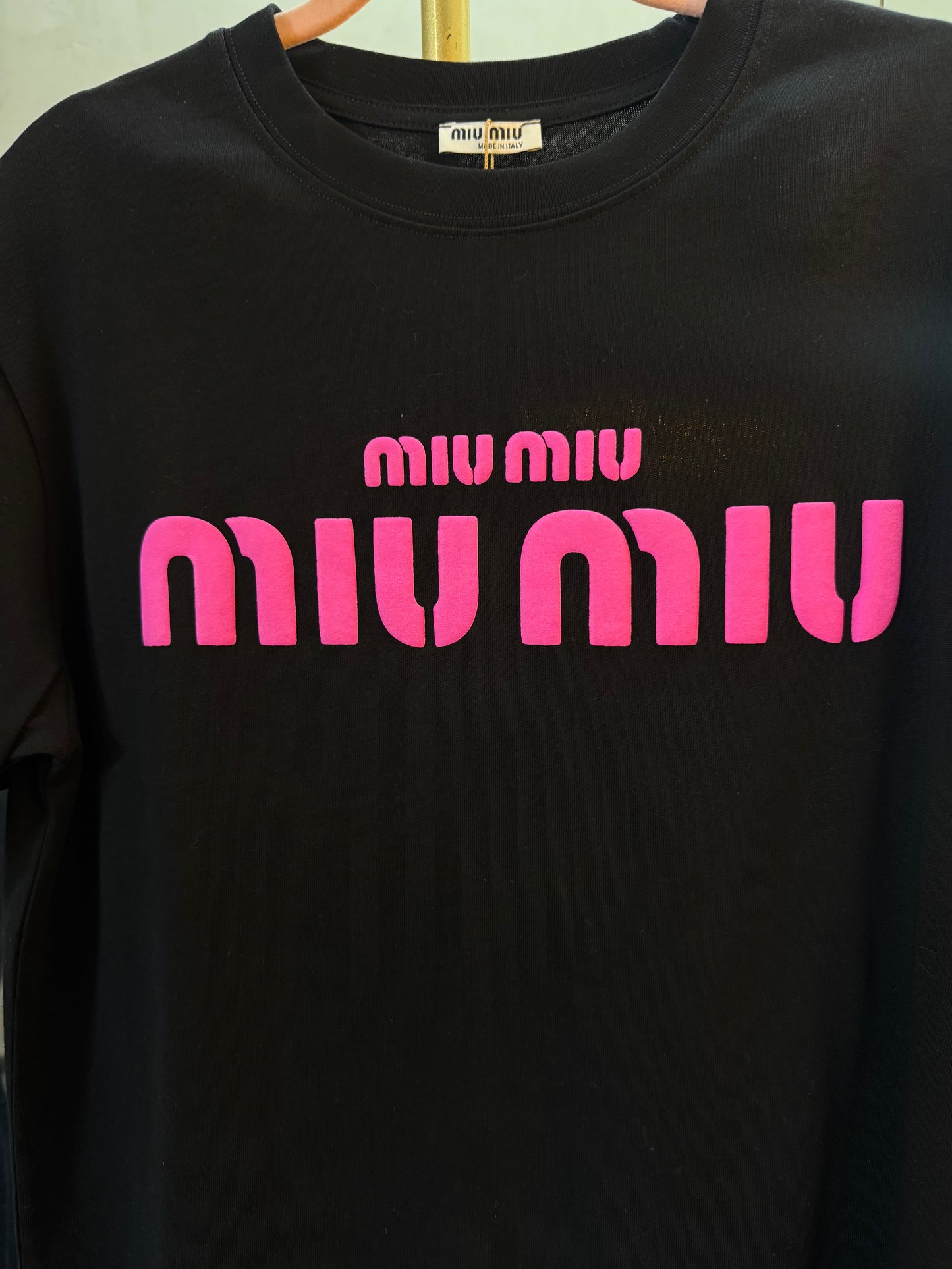 Y- Shirt negra con rosa