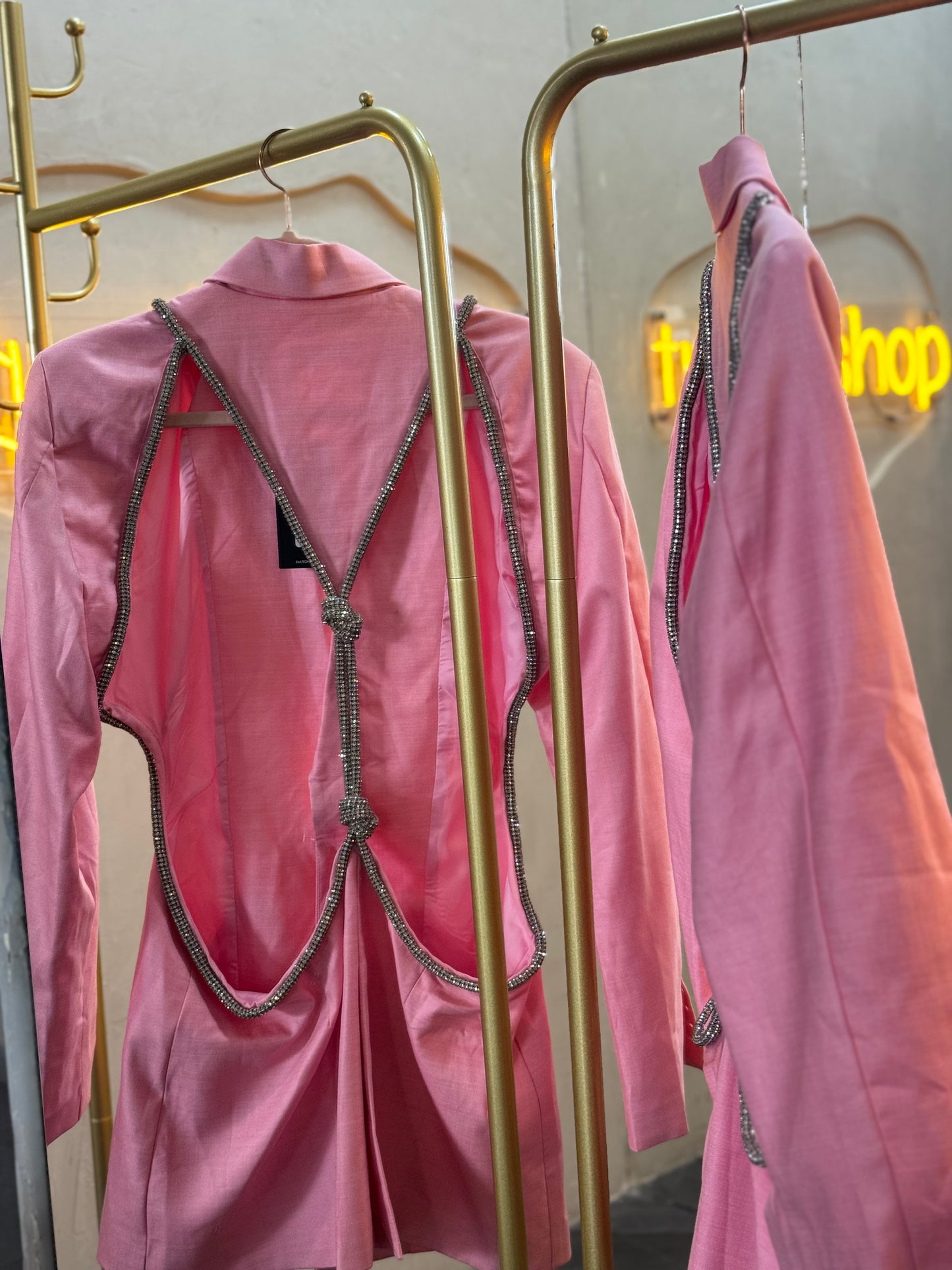 Blazer rosa, escote brillos