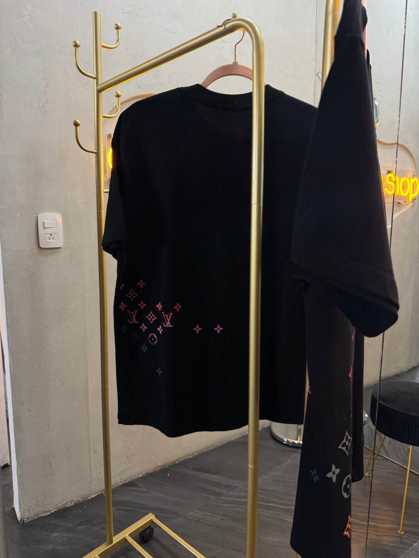 T- Shirt negra L - V colores