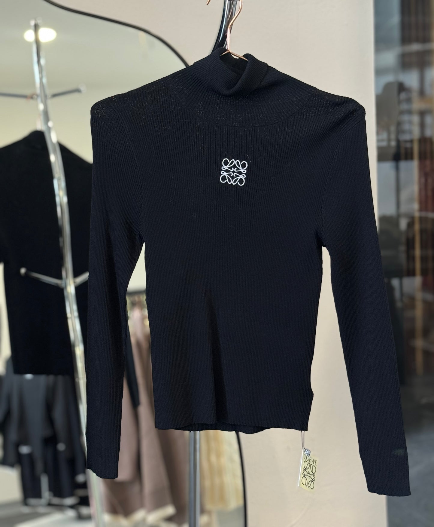 BLUSA CUELLO LOW NEGRA