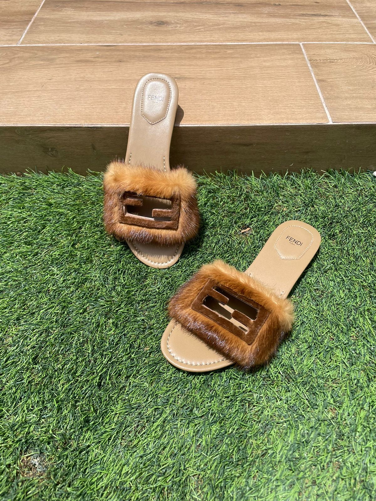 Sandalia camel peluche