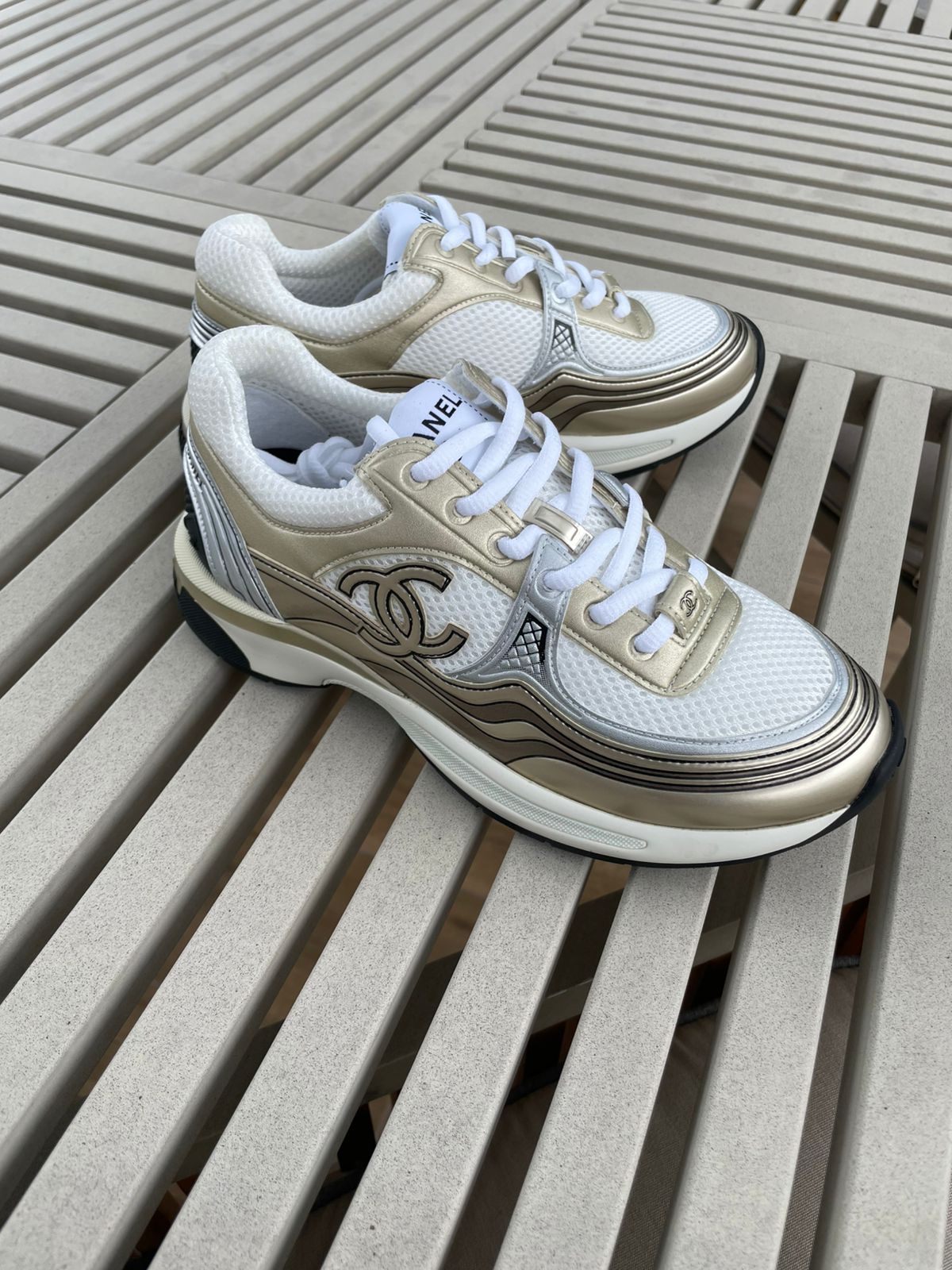 Tenis dorado