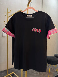 T- Shirt negra con rosa